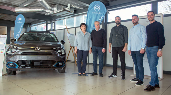 Gelungene Nachfolgeregelung: Marguerite und Hansruedi Flückiger übergeben ihr Citroën-Auto-Center den Gebrüder Thaqi.